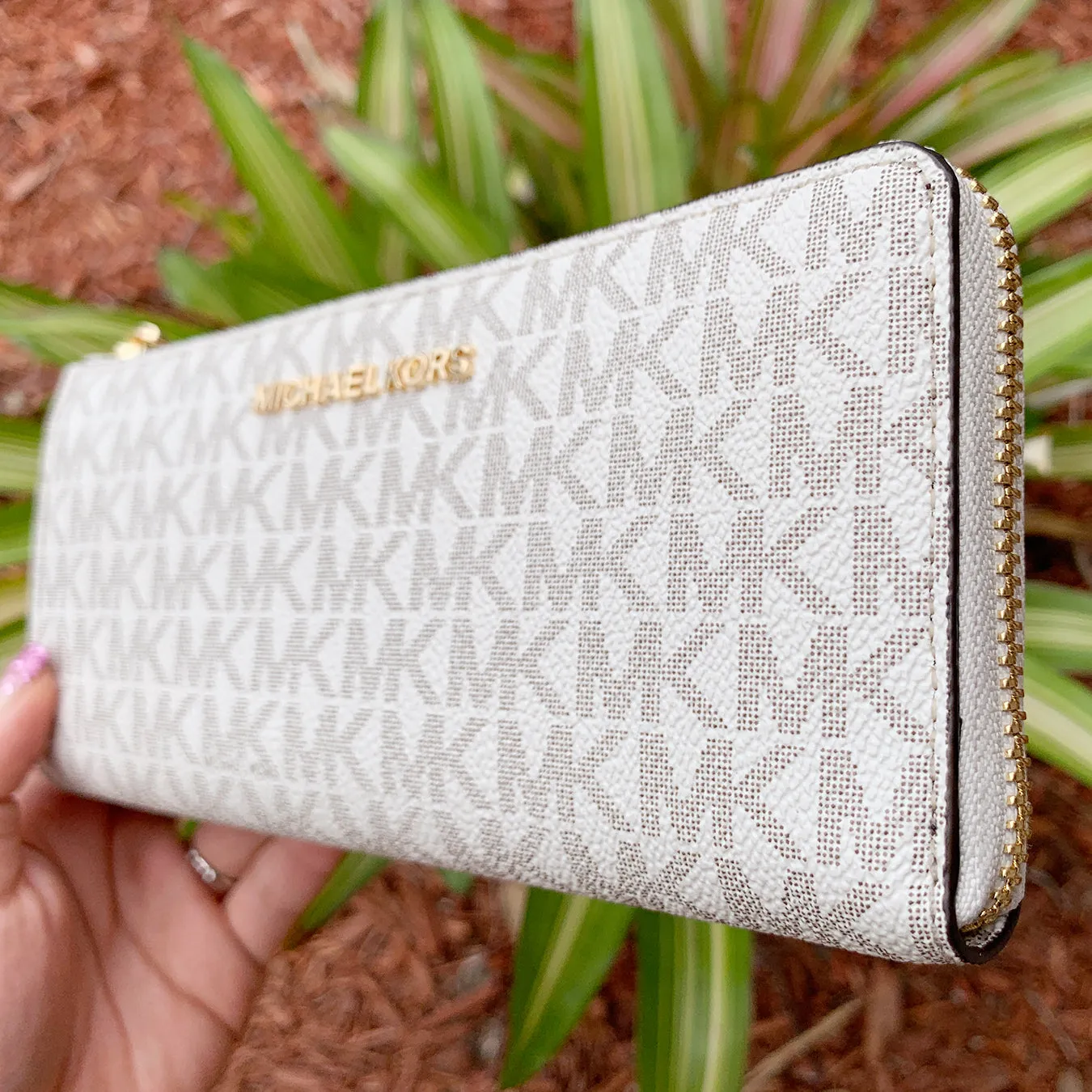 Michael Kors Jet Set Travel Signature Large 3/4 Zip Wallet VanillaMK