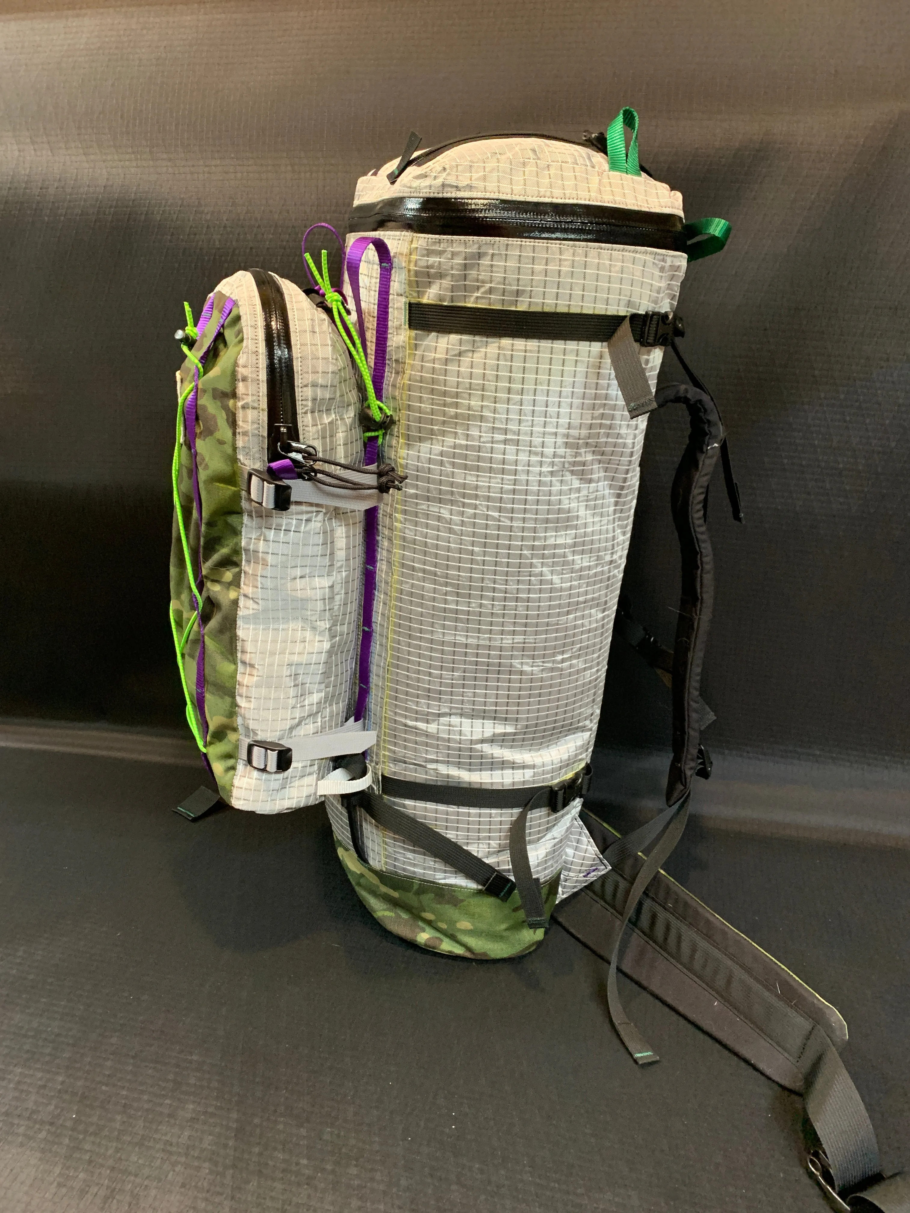 top loading alpine machine 40 L with matching Avy gear pocket